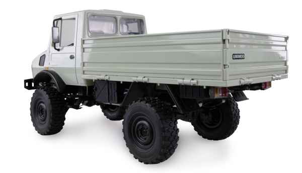 Schrägansicht des Amewi Mercedes-Benz Unimog 4WD mit Portalachsen und LED-Beleuchtung